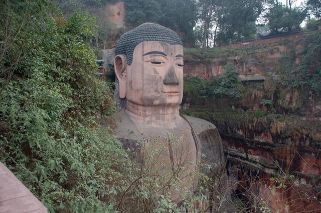 樂山大佛為何以屹立千年？又為何既不雙手合十也不打坐呢？