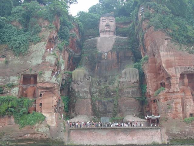 樂山大佛為何以屹立千年？又為何既不雙手合十也不打坐呢？