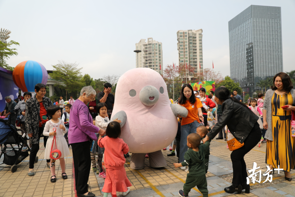 想要和萌萌噠的“鴨梨哥”見面嗎？快來布吉雕塑公益巡展吧