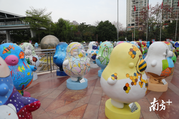 想要和萌萌噠的“鴨梨哥”見面嗎？快來布吉雕塑公益巡展吧